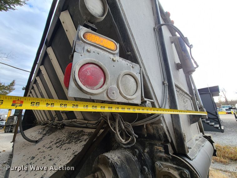 image for item HE9949 2005 Volvo VHD  live bottom truck