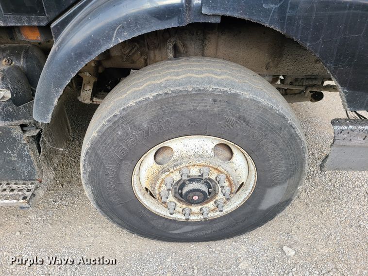 image for item HE9949 2005 Volvo VHD  live bottom truck