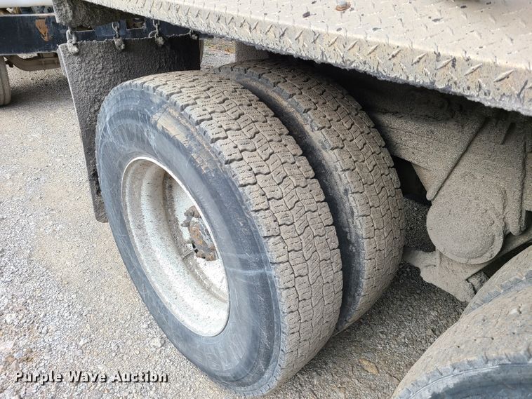 image for item HE9949 2005 Volvo VHD  live bottom truck