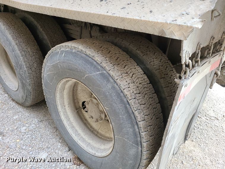 image for item HE9949 2005 Volvo VHD  live bottom truck