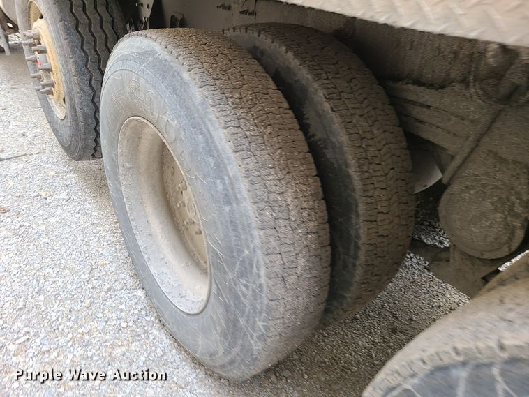 image for item HE9949 2005 Volvo VHD  live bottom truck