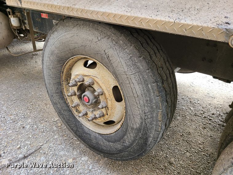 image for item HE9949 2005 Volvo VHD  live bottom truck