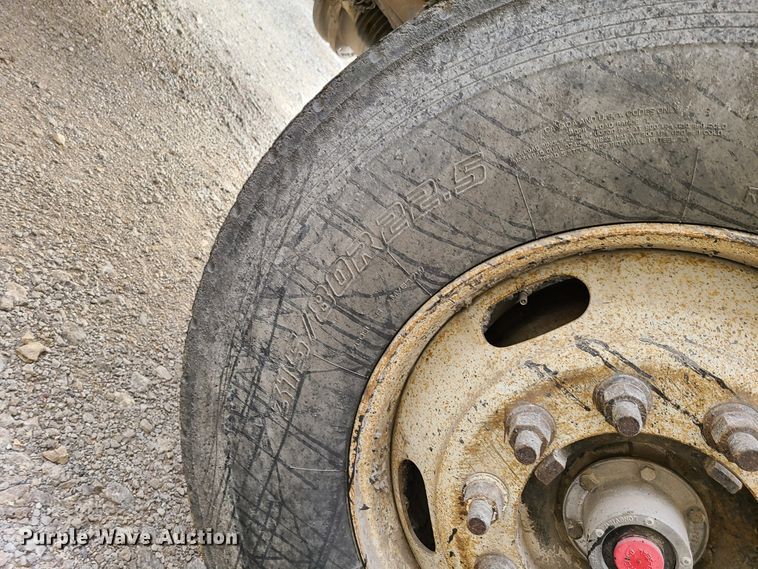 image for item HE9949 2005 Volvo VHD  live bottom truck