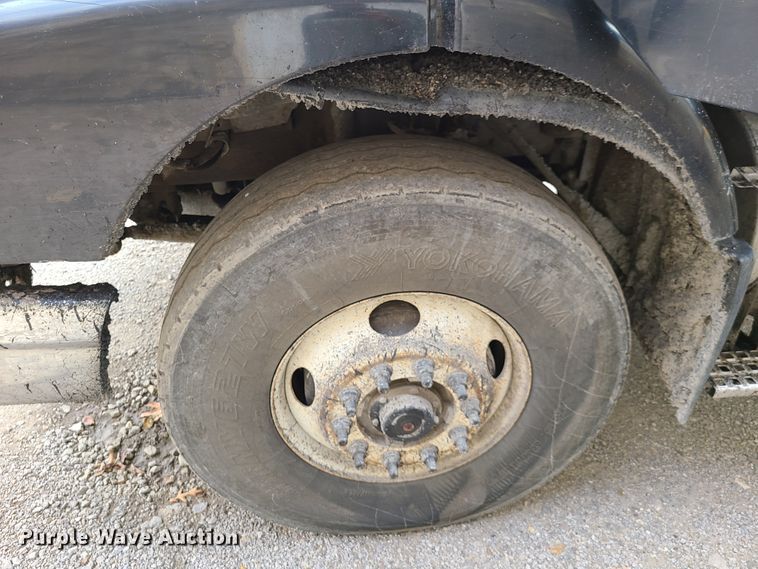 image for item HE9949 2005 Volvo VHD  live bottom truck