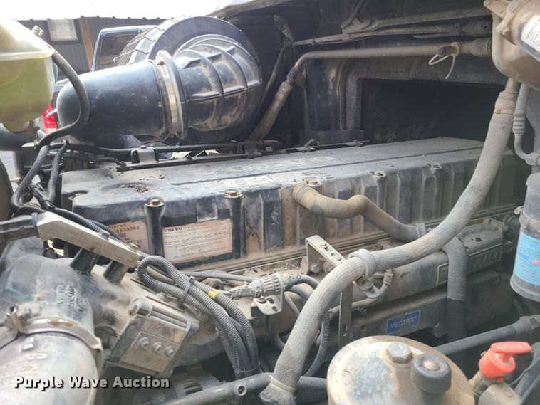 image for item HE9949 2005 Volvo VHD  live bottom truck