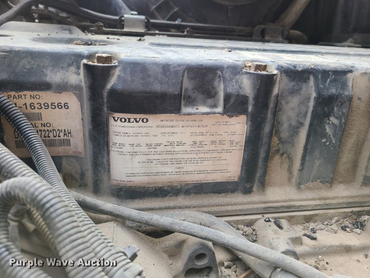 image for item HE9949 2005 Volvo VHD  live bottom truck