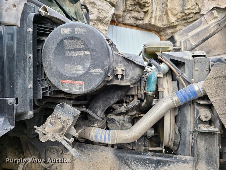 image for item HE9949 2005 Volvo VHD  live bottom truck