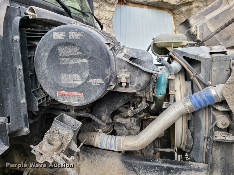 image for item HE9949 2005 Volvo VHD  live bottom truck