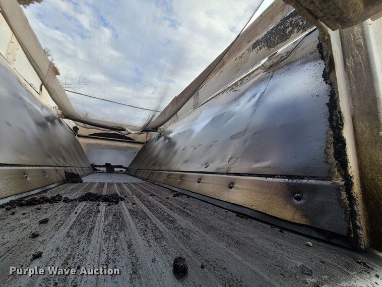 image for item HE9949 2005 Volvo VHD  live bottom truck