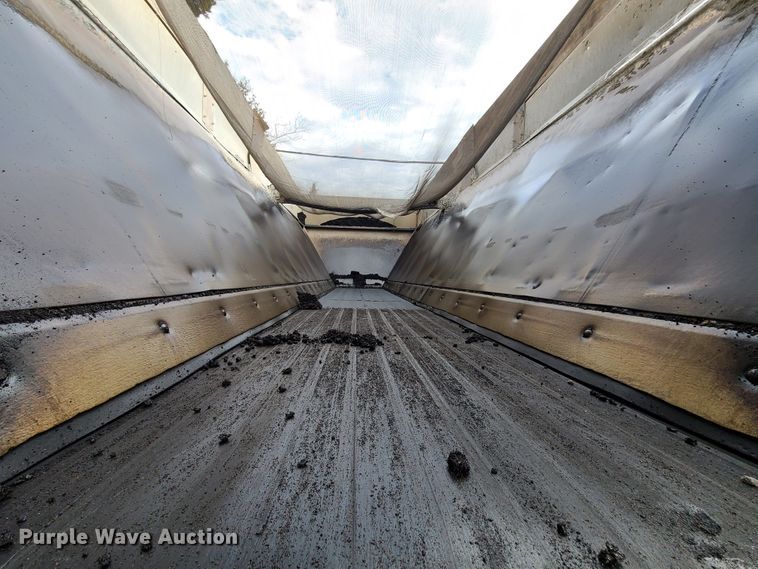 image for item HE9949 2005 Volvo VHD  live bottom truck