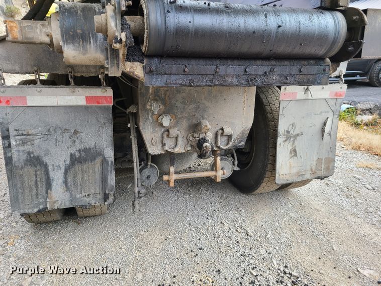 image for item HE9949 2005 Volvo VHD  live bottom truck