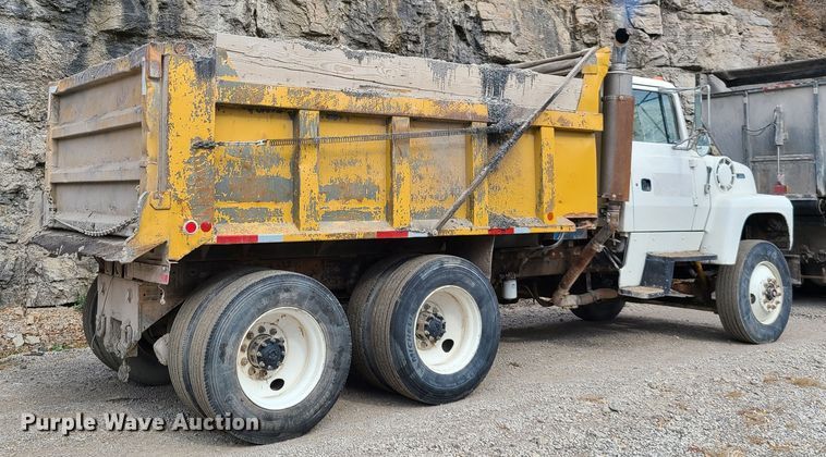 image for item HE9950 1993 Ford L9000  dump truck