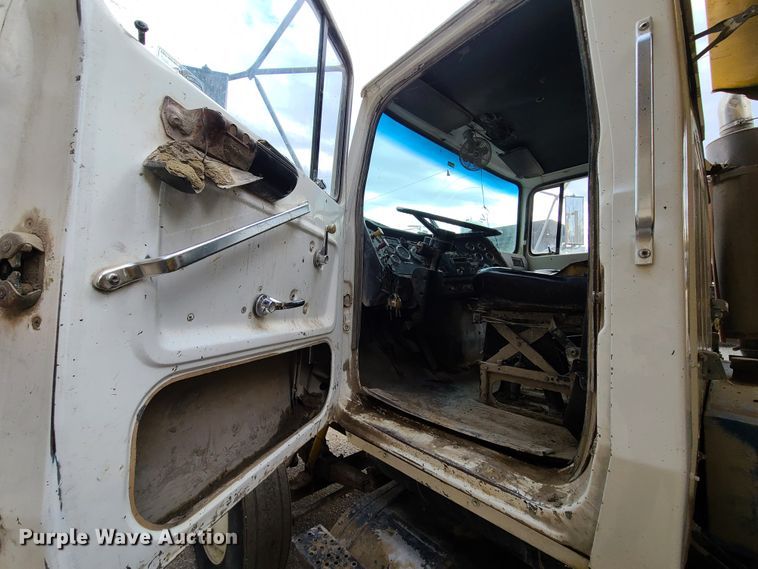 image for item HE9950 1993 Ford L9000  dump truck