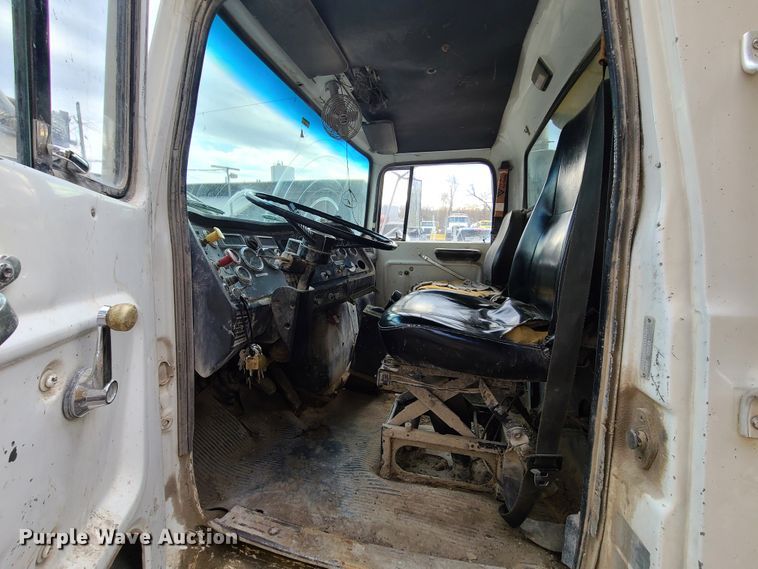 image for item HE9950 1993 Ford L9000  dump truck