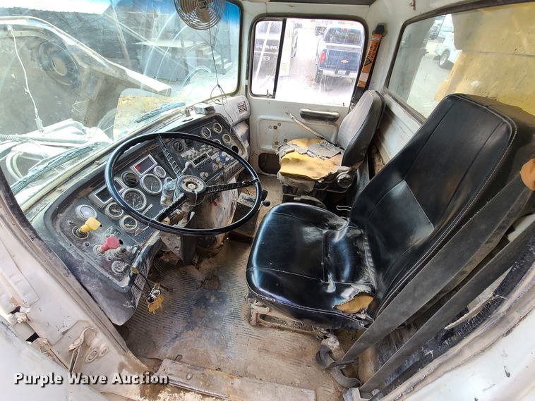 image for item HE9950 1993 Ford L9000  dump truck