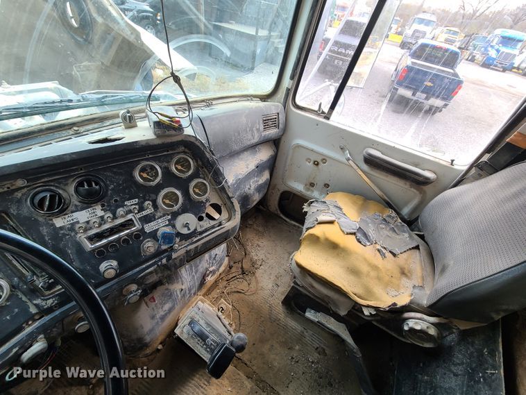 image for item HE9950 1993 Ford L9000  dump truck