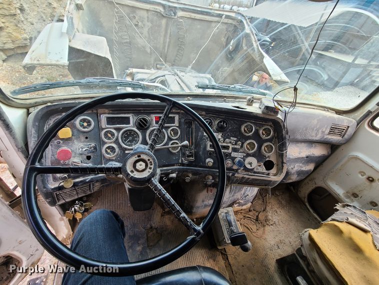 image for item HE9950 1993 Ford L9000  dump truck