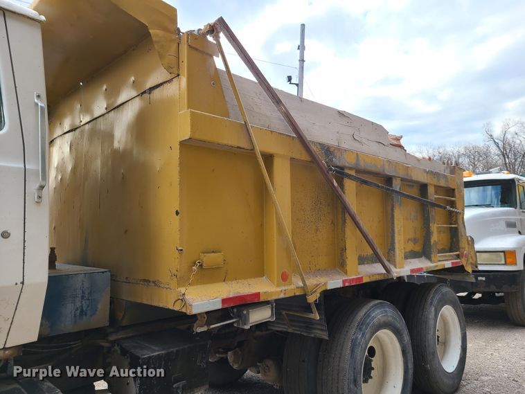 image for item HE9950 1993 Ford L9000  dump truck