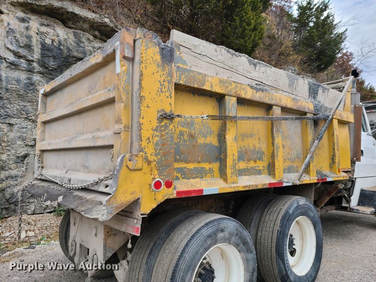 image for item HE9950 1993 Ford L9000  dump truck