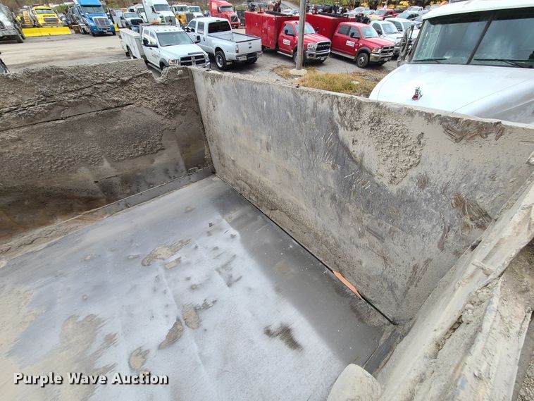 image for item HE9950 1993 Ford L9000  dump truck