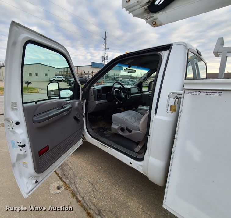 image for item HE9955 2000 Ford F450 Super Duty  bucket truck