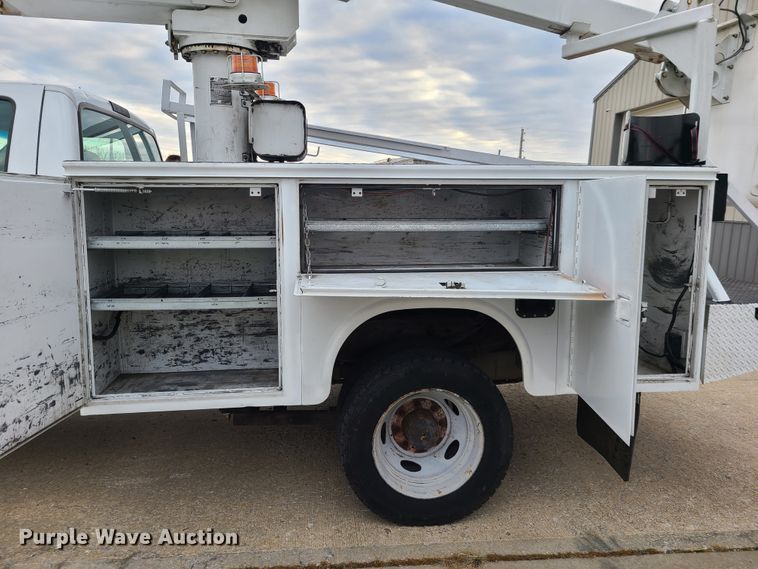 image for item HE9955 2000 Ford F450 Super Duty  bucket truck