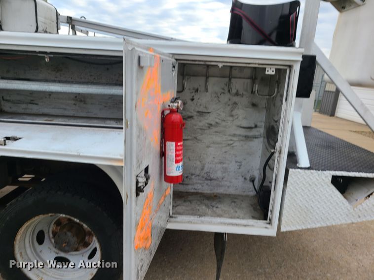 image for item HE9955 2000 Ford F450 Super Duty  bucket truck