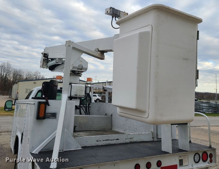 image for item HE9955 2000 Ford F450 Super Duty  bucket truck