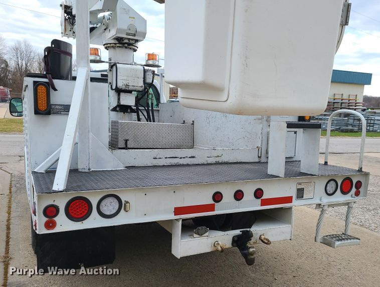 image for item HE9955 2000 Ford F450 Super Duty  bucket truck