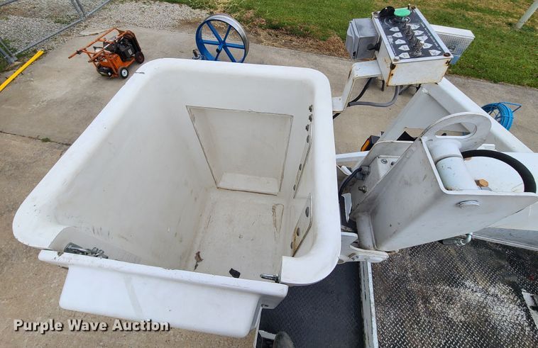 image for item HE9955 2000 Ford F450 Super Duty  bucket truck