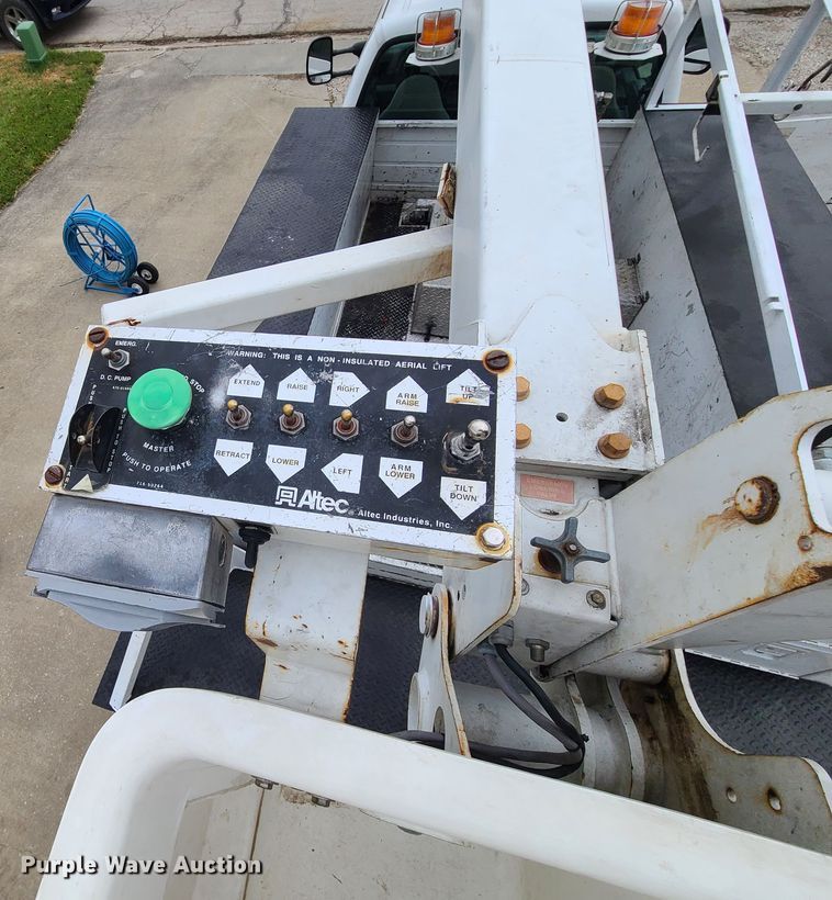 image for item HE9955 2000 Ford F450 Super Duty  bucket truck