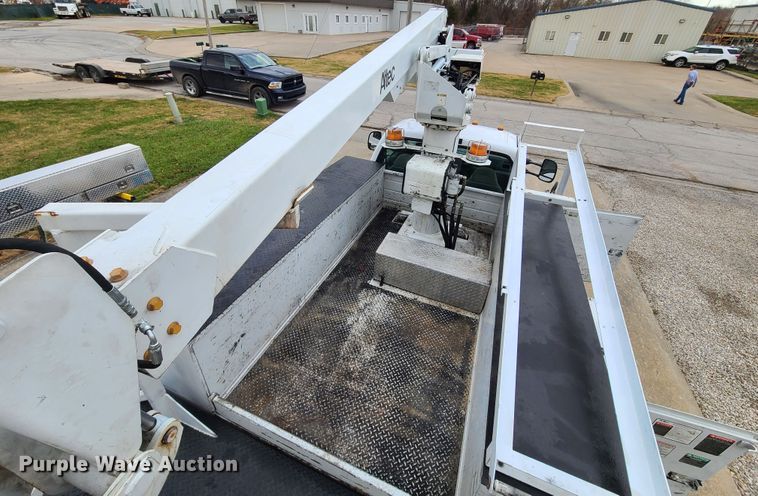 image for item HE9955 2000 Ford F450 Super Duty  bucket truck