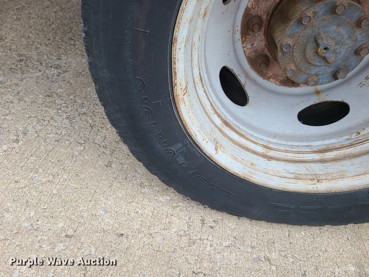 image for item HE9955 2000 Ford F450 Super Duty  bucket truck