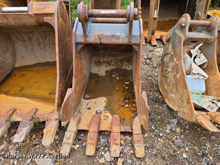 image for item HM9305 CF 36"W excavator bucket