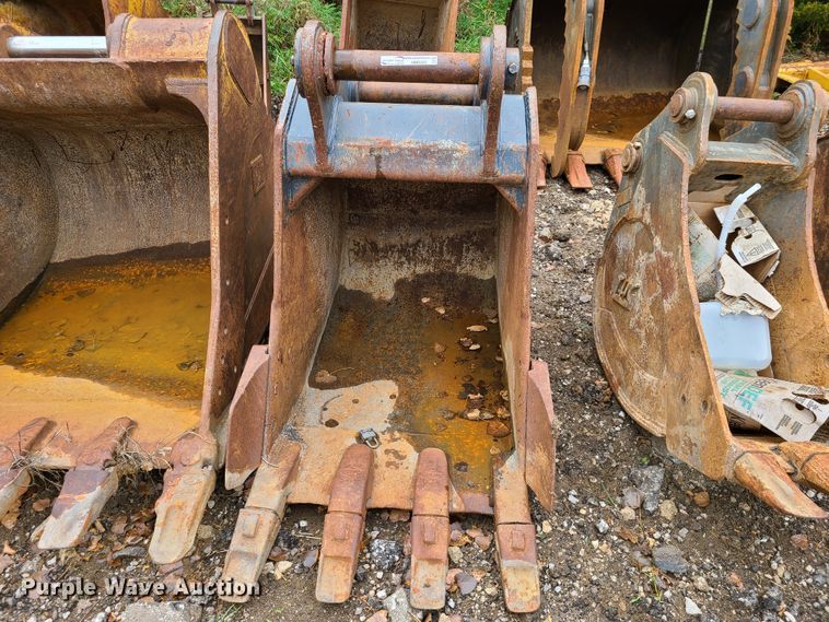 image for item HM9305 CF 36"W excavator bucket