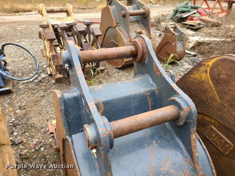 image for item HM9305 CF 36"W excavator bucket