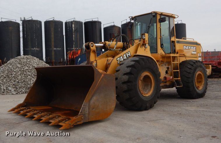 image for item HV9525 2000 John Deere 744H  wheel loader