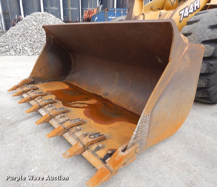 image for item HV9525 2000 John Deere 744H  wheel loader