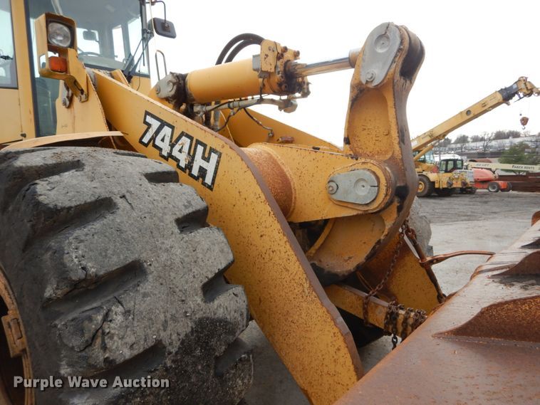 image for item HV9525 2000 John Deere 744H  wheel loader