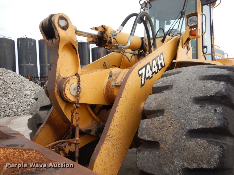 image for item HV9525 2000 John Deere 744H  wheel loader