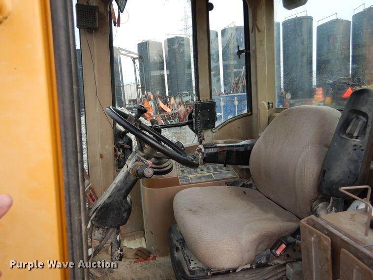 image for item HV9525 2000 John Deere 744H  wheel loader