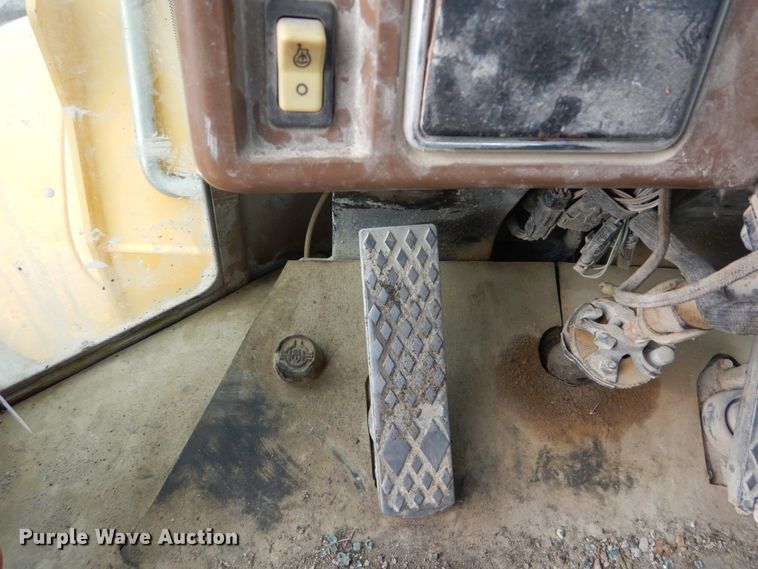 image for item HV9525 2000 John Deere 744H  wheel loader