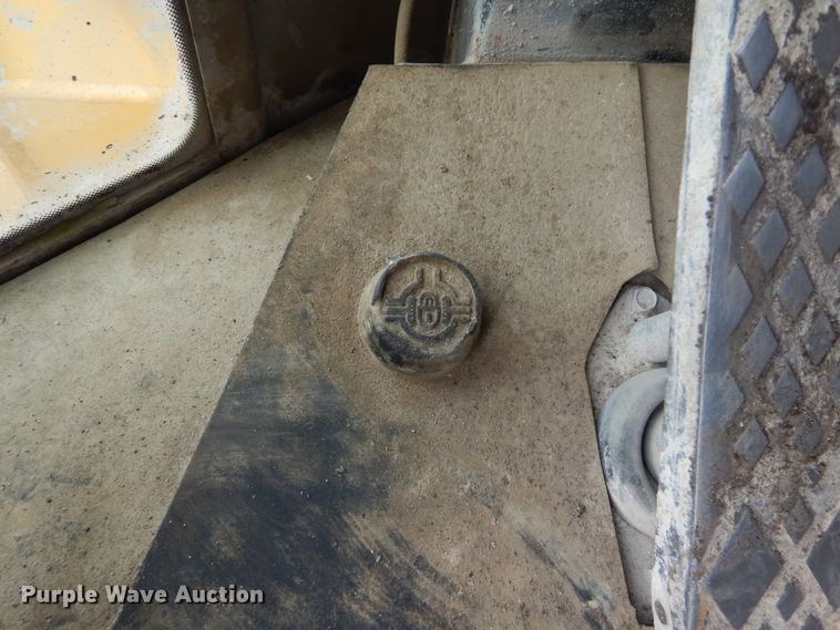 image for item HV9525 2000 John Deere 744H  wheel loader