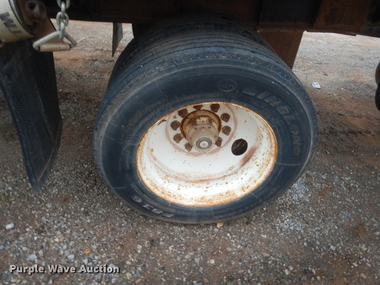 image for item HW9173 1995 Wilson CF-900 flatbed trailer