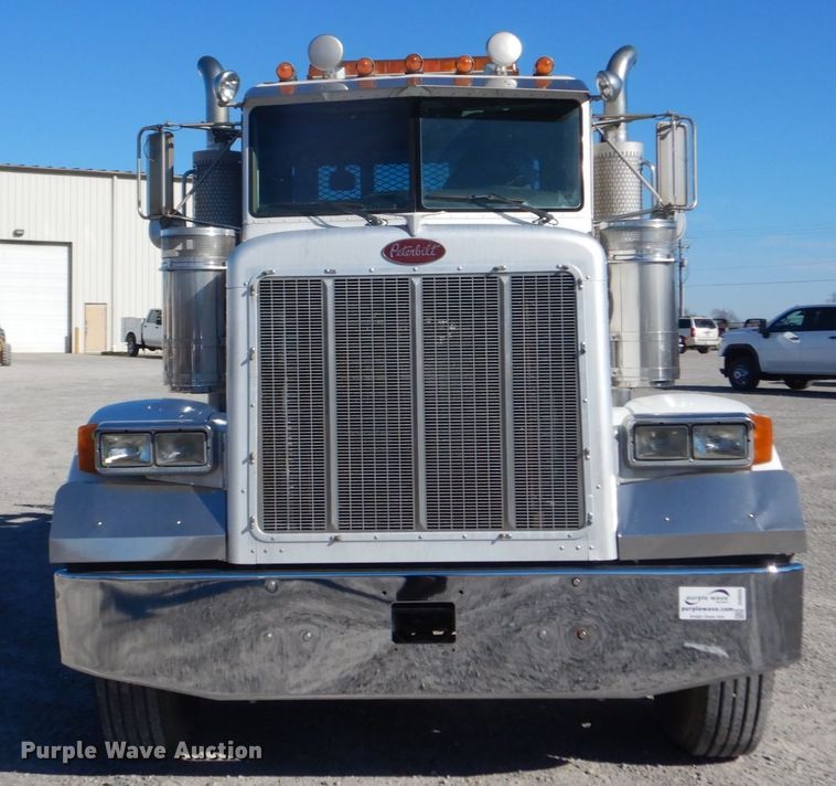 image for item DH0555 2005 Peterbilt 379  semi truck