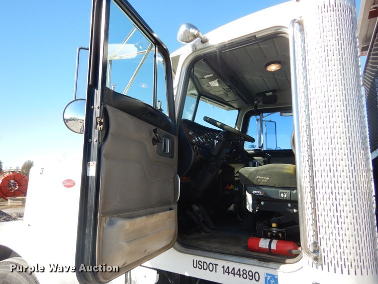 image for item DH0555 2005 Peterbilt 379  semi truck