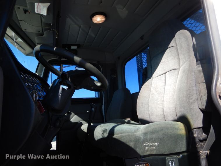 image for item DH0555 2005 Peterbilt 379  semi truck