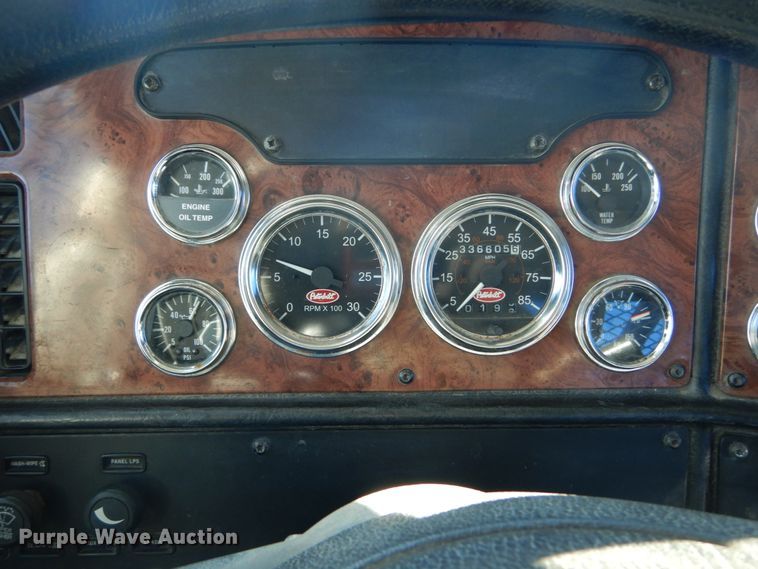 image for item DH0555 2005 Peterbilt 379  semi truck