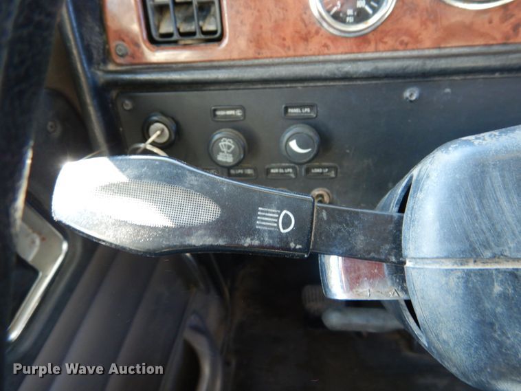 image for item DH0555 2005 Peterbilt 379  semi truck