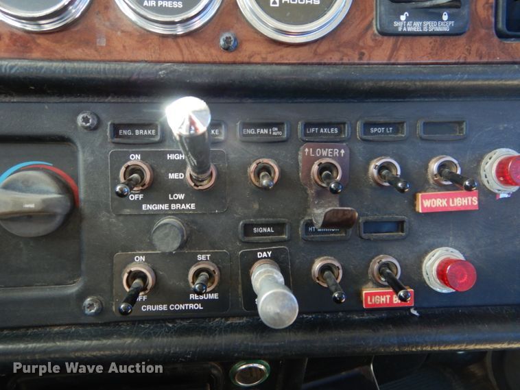 image for item DH0555 2005 Peterbilt 379  semi truck